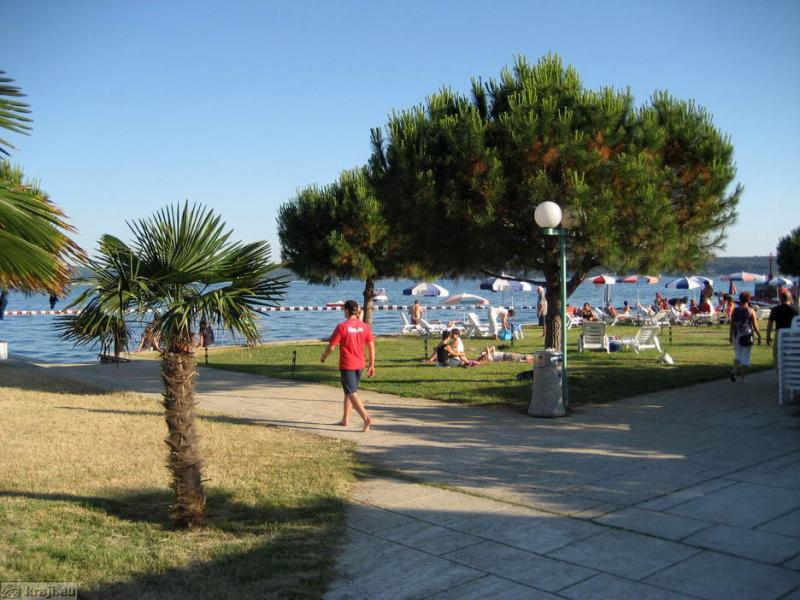 Zaradi onesnaženja vode na kopališču v Portorožu kopanje prepovedali