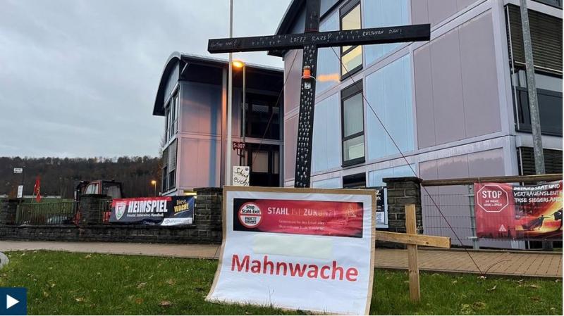 Kaos v nemškem mestu jekla: »Thyssenkrupp« ukinja 11.000 delovnih mest, Volkswagnovi delavci organizirali pogreb