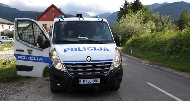 Policisti v Kranju zaradi vožnje pod vplivom alkohola dvakrat ustavljali isti avto