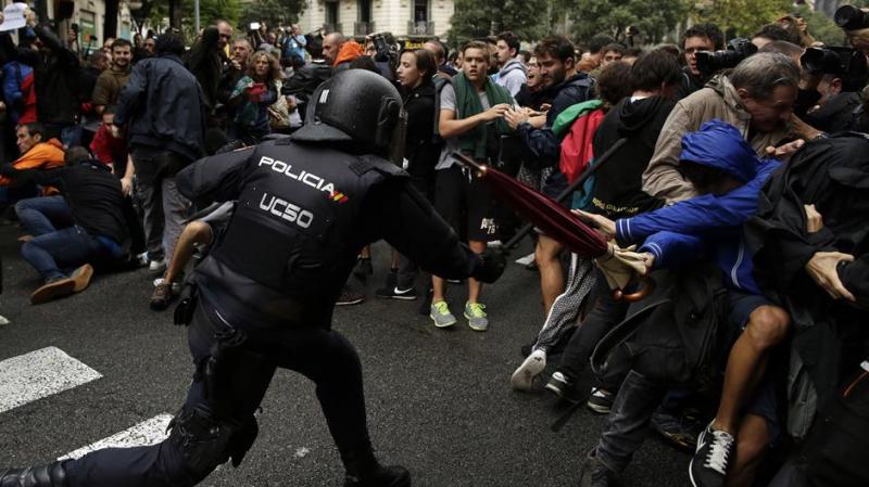 Policija z gumijastimi naboji in pendreki nad volivce v Kataloniji