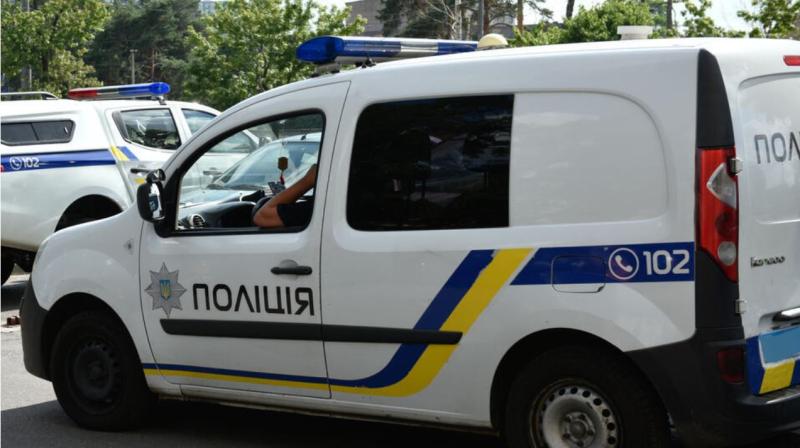Množica Ukrajincev napadla zaposlene iz teritorialnega nabornega centra in jim razbila avto