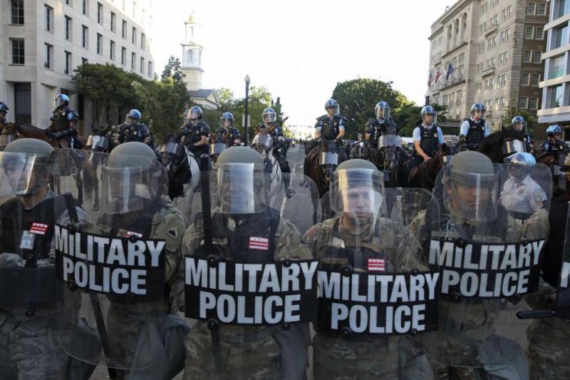 Policisti v ZDA razdvojeni, na ulicah belopolti in temnopolti oboroženci, pred Belo hišo pa »mali črni možje«