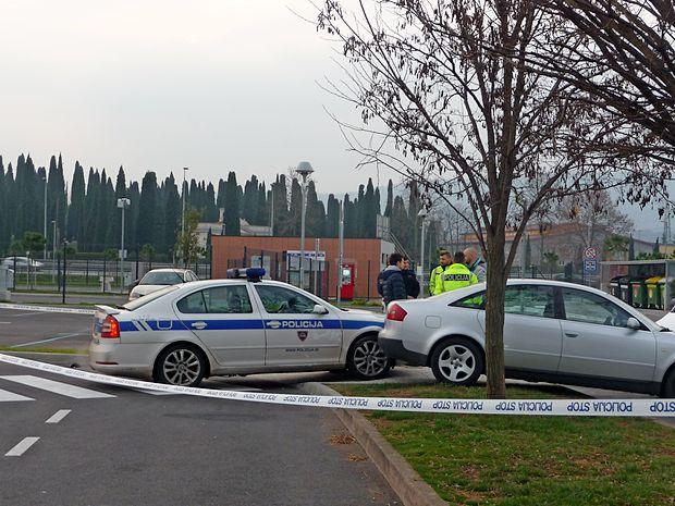 Z vrečo, polno konoplje, bežal pred policisti in skočil v morje