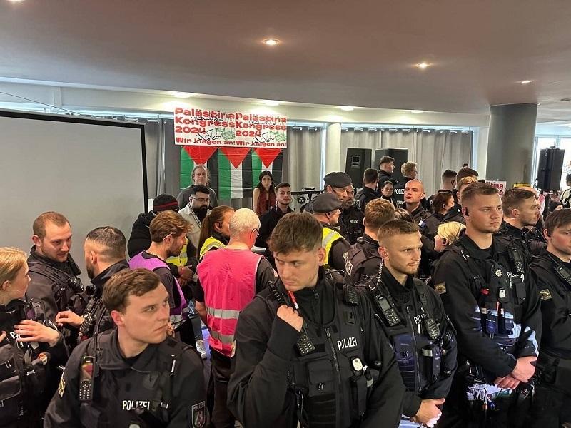Odkrito teptajo svobodo govora in zbiranja: Nemški policisti vdrli na palestinski kongres v Berlinu!
