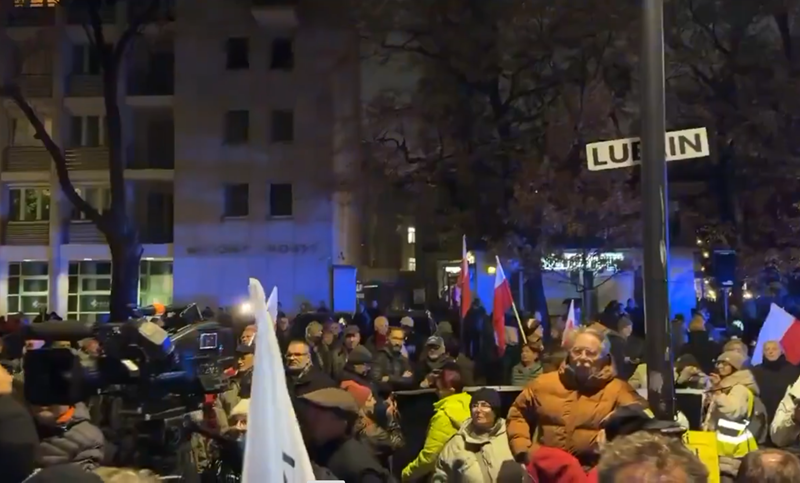 Predsednik Poljske prekinil obisk v Senegalu v Varšavi dramatično: »Državni udar« ali vzpostavitev pravne države?