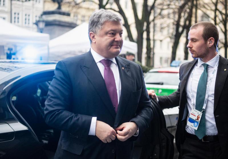Evropejci in Ukrajinci stiskajo pasove, bivši predsednik Ukrajine pa se z družino sprehaja po Londonu!