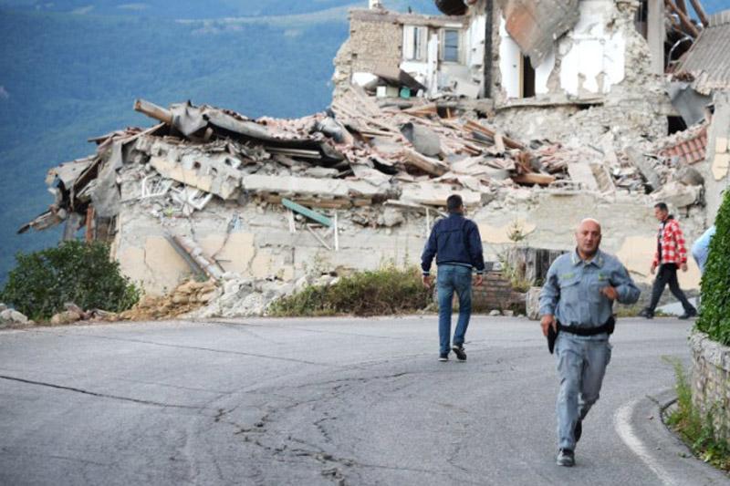 Število žrtev potresa v osrednji Italiji narašča, velika škoda