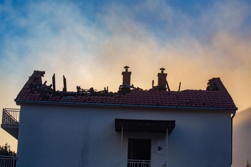 Na Pelješcu preprečili širjenje požara, ogenj zdaj grozi pri Metkoviću