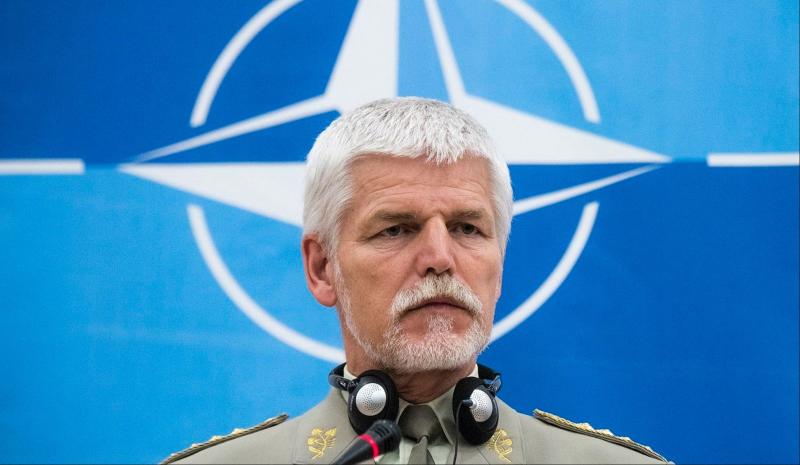 Sanje bojevitega predsednika z enim samim bojno pripravljenim tankom