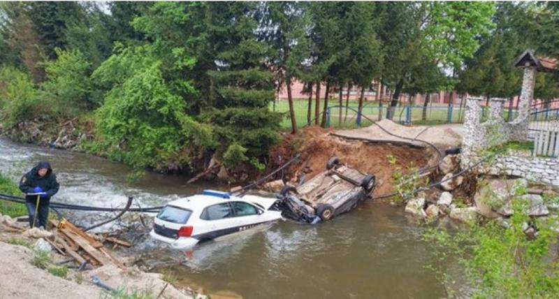 Urnebesno: policijski pregon se je za ubežnike in policiste končal s »kopanjem« v reki