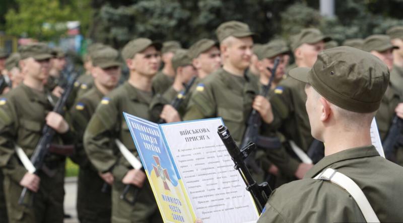 »Celotna družba se mora žrtvovati«: Oblast grozi s splošno mobilizacijo v Ukrajini
