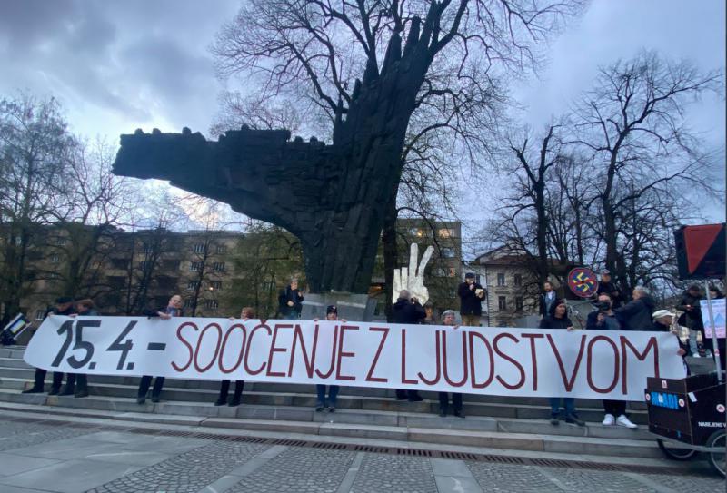 »Svoboda ni bunker iz tone betona, Svoboda ni drek iz nesmrtnega brona … Svoboda je manj in je več od zakona!«