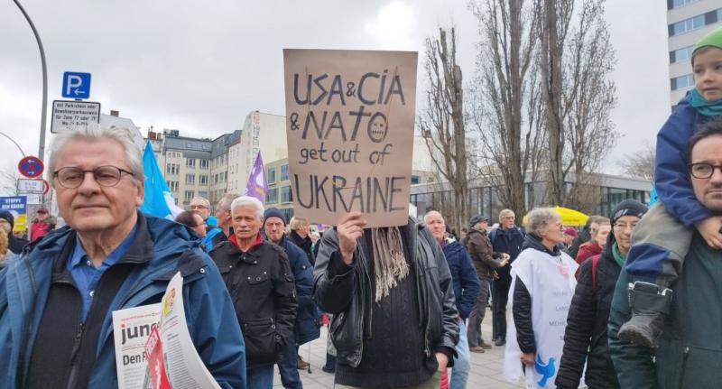 Na tisoče ljudi na »velikonočnem shodu« v Berlinu: Ustavite dobavo orožja Ukrajini!