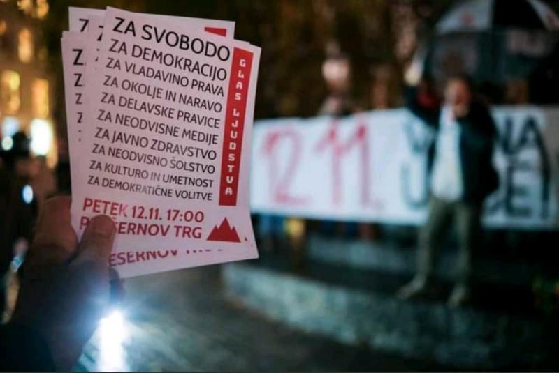 Protestniki pred ministrstvom za zdravje položili venec, zahtevali odstop Poklukarja in Vizjaka