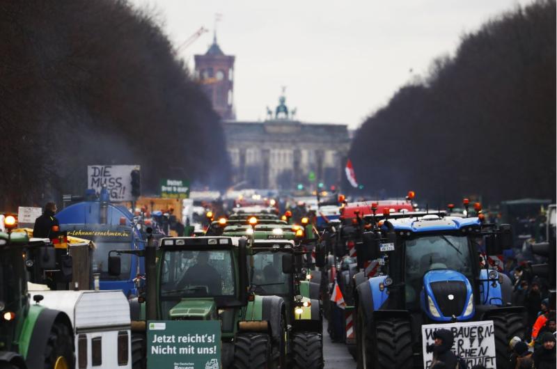 Premalo in prepozno: EU poskuša pomiriti jezo kmetov, medtem ko se protesti širijo, a čas beži