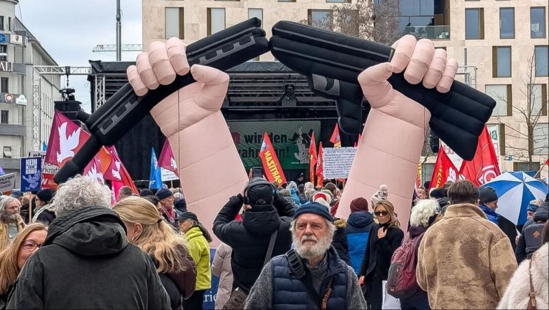 Protest v Münchnu proti Varnostni konferenci: Ustavite dobavo orožja Ukrajini