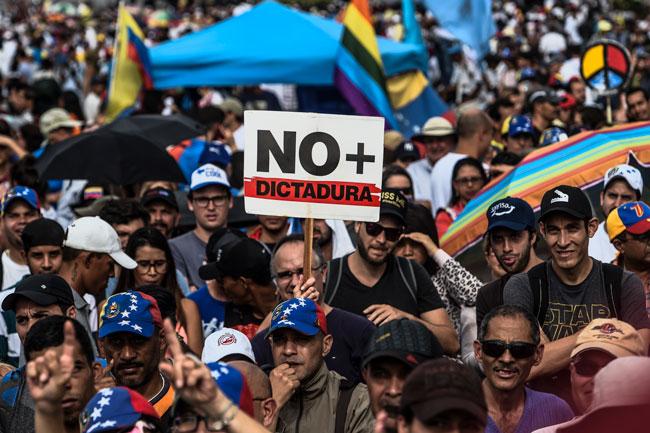 Venezuelci na referendumu opozicije o Madurovih predlogih