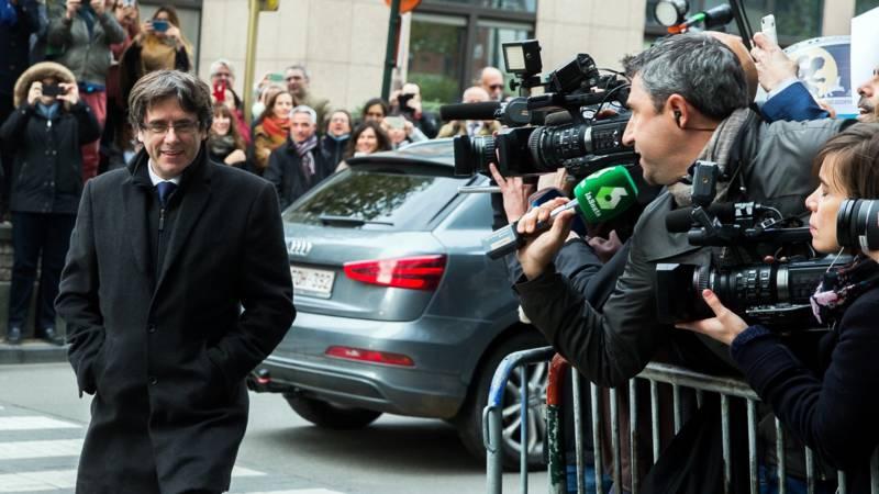 Ostavljeni katalonski predsednik se je skupaj s štirimi ministri predal belgijski policiji