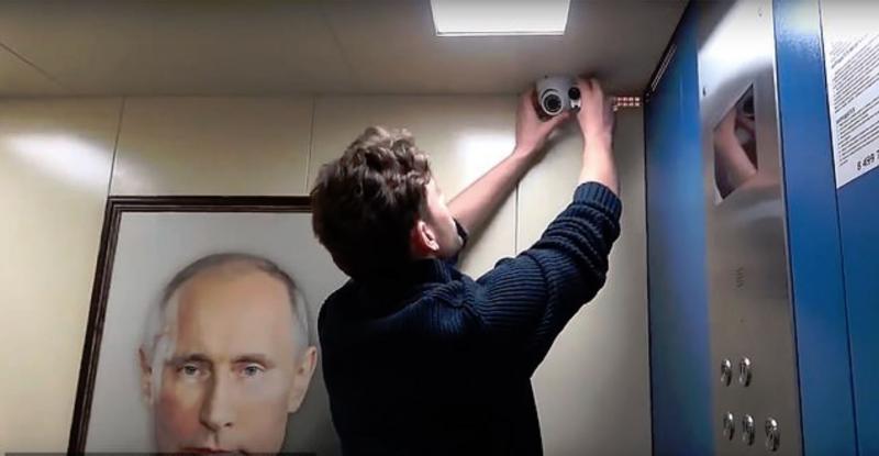 »Jebemti, kaj je zdaj to?« Mladenič izobesil ogromen portret Putina v dvigalo, odziv pa je naravnost neverjeten