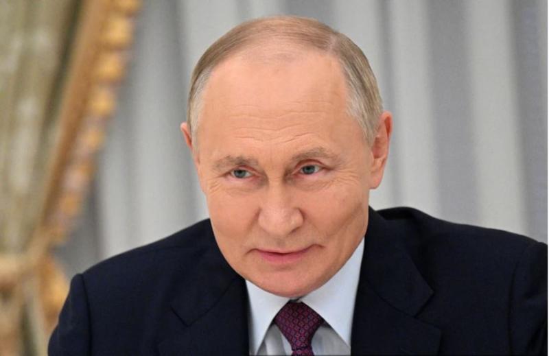 »Klatite popolne neumnosti!« Putin se je pred polno dvorano v obraz posmehnil znanemu novinarju BBC-ja (VIDEO)
