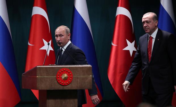 Putin in Erdogan za okrepitev prizadevanj za konec vojne v Siriji