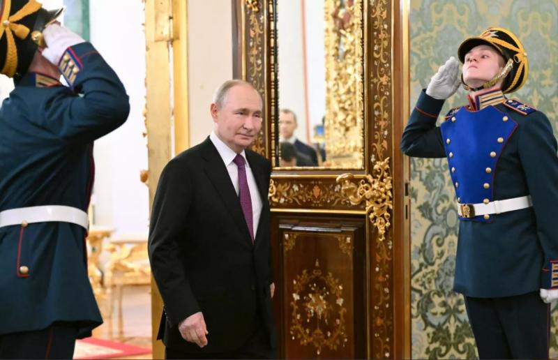 Zahodni voditelji v imperativnem tonu: Kako skušata Francija in Velika Britanija Putinu narekovati pogoje