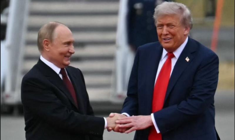 Zahodni mediji: Govorica telesa Putina in Trumpa je bila »daleč od hladne«