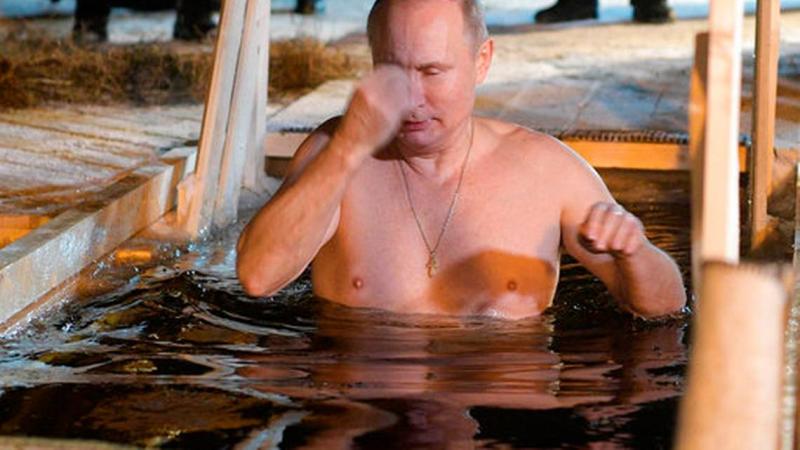 Putin se je ob pravoslavnem prazniku potopil v ledeno jezero