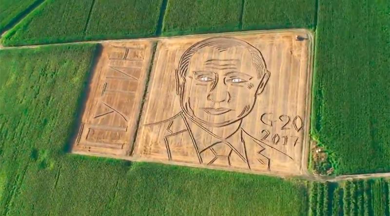Putin pred prihodom na vrh G20 v Italiji dobil orjaški zemeljski portret