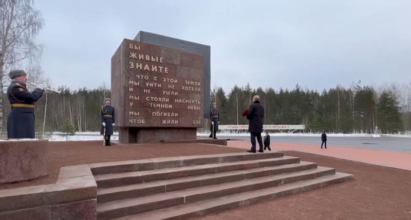 Putin položil cvetje k spomeniku padlim sovjetskim vojakom  (VIDEO)