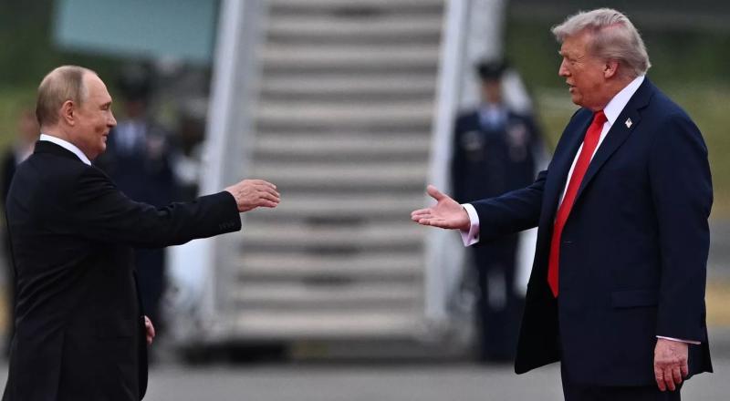 Trump v Beli hiši izobesil sliko, ki jo je dobil od Putina