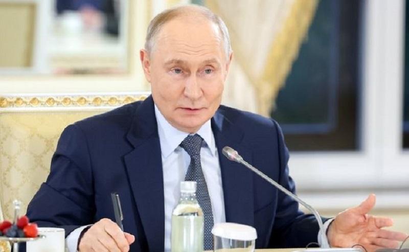 Putin opozoril na brezhrbenične evropske politike in spregovoril v nemščini: »V tem je problem, Martin!«