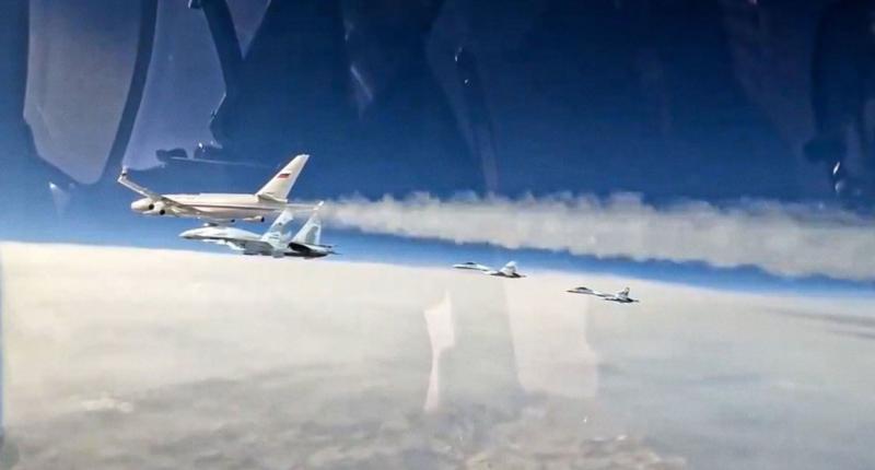Putinov let v Abu Dhabi spremljali štirje ruski lovci Su-35S