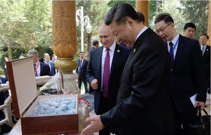 »Navdušen sem, ker imam takega prijatelja«: predsednik Kitajske o Putinovih čudovitih darilih za 66. rojstni dan