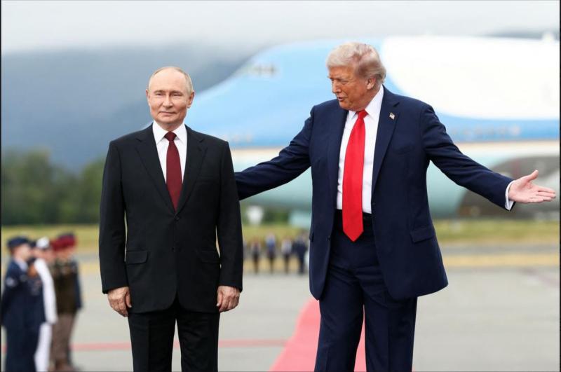 Rdeča preproga in topel sprejem: Trump osebno pozdravil Putina ob prihodu na Aljasko