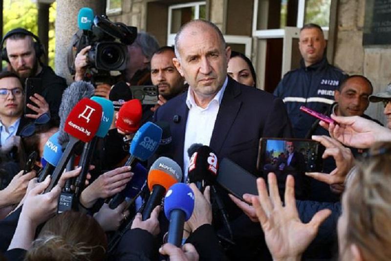 Neuspešno vmešavanje EU: Na volitvah v Bolgariji zmagal do podpore kijevskega režima kritičen Rumen Radev