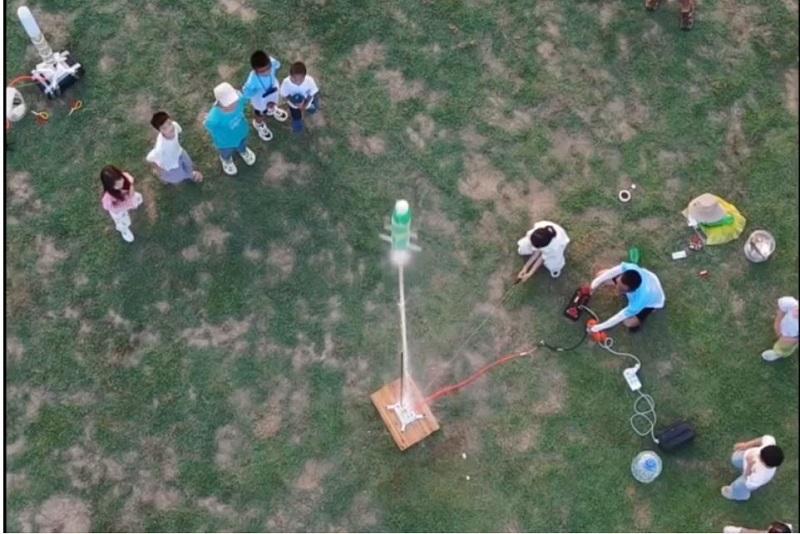 Zabavna znanost: Učitelj na osnovni šoli učence vodil pri izdelavi dvostopenjske rakete na - vodni pogon!