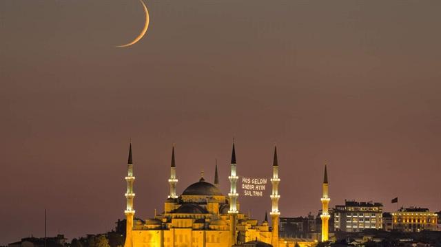Muslimani bodo danes zaključili ramazan in začeli ramazanski bajram