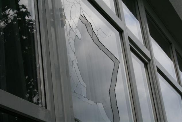 V Kamniku moški s kladivom razbijal okna in izložbe