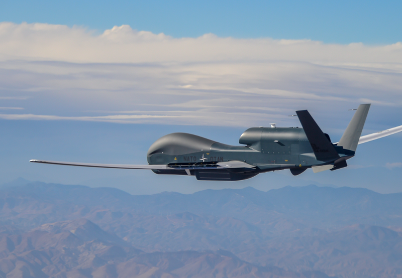 Izvidniški brezpilotni letalnik Nata RQ-4D po letu nad Črnim morjem izgubil stik