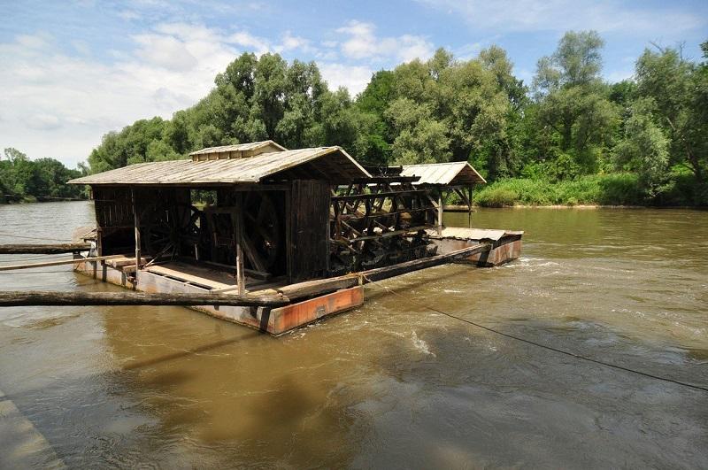 Peticijo za ohranitev Mure s 77.000 podpisi predali okoljski ministrici