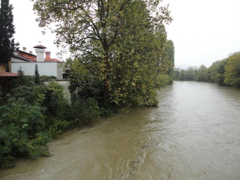 V nesreči s kajakom na Vipavi umrla ena oseba 