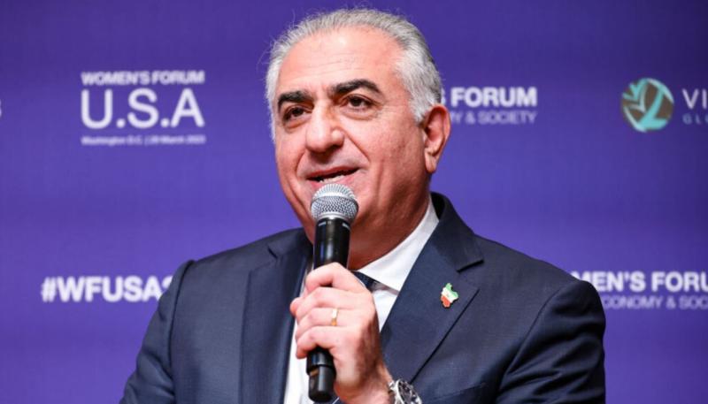 Bruseljski časnik razkril načrt »iranskega princa« Reze Pahlavija za vrnitev na oblast