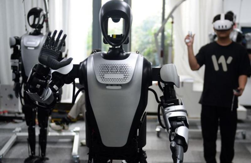 Spoznajte prodajalca pripravnika - humanoidnega robota v trgovini 4S v Šanghaju