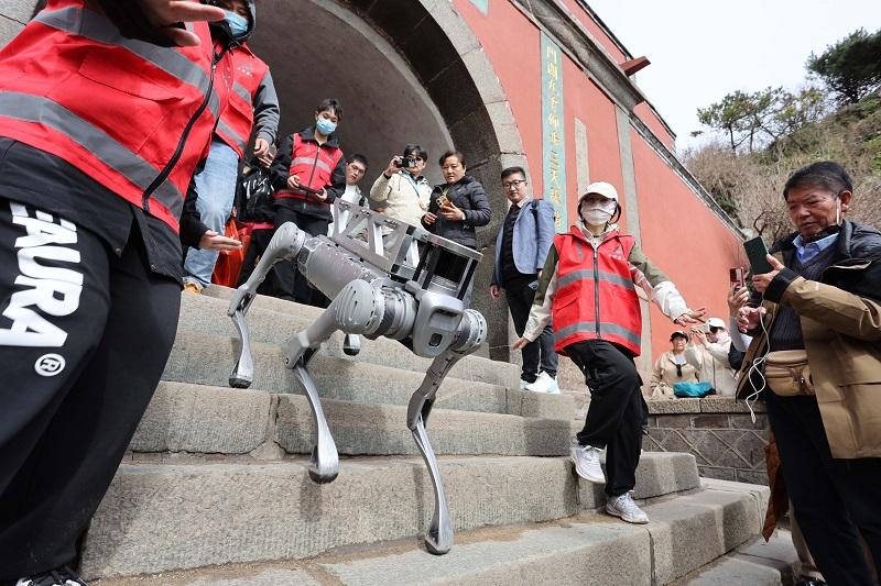 Humanoidni roboti, leteči avtomobili, prozorni prenosniki: oglejte si kitajske tehnološke inovacije leta 2024 (VIDEO)