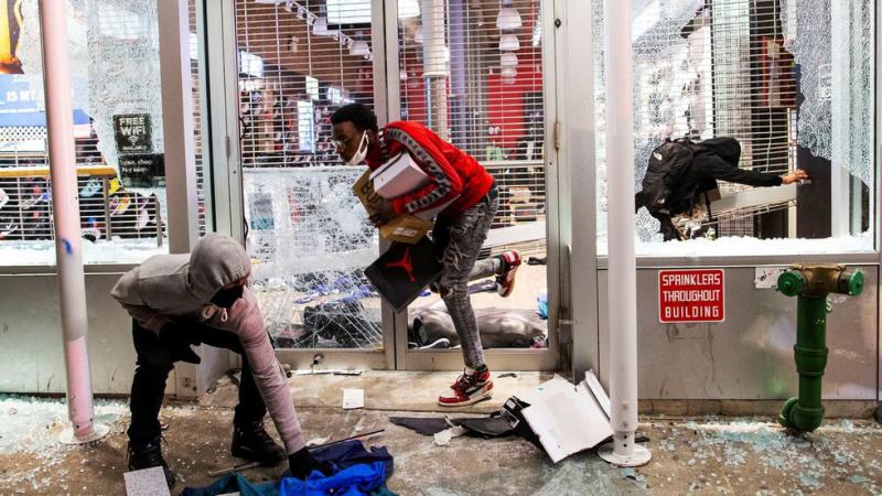 Schadenfreude: Nasprotniki ZDA se škodoželjno veselijo nad prizori iz ameriških mest in zavračajo ameriško »podučevanje«