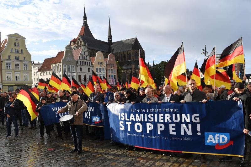 »Stop islamizaciji«: Podporniki AfD demonstrirali v Rostocku, pričakalo pa jih je desetkrat več nasprotnikov