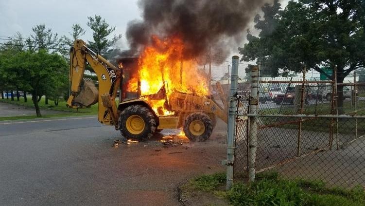 Nočni požar pri Stični uničil delovni stroj in servisno delavnico