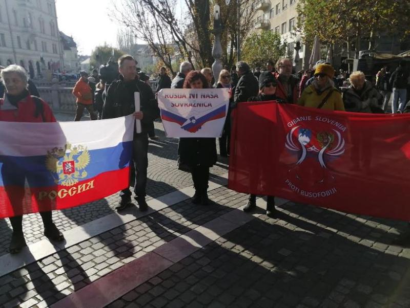 Polovičarski mirovni protest v Ljubljani: Medijski mrk za kritike Zahoda in pozerski Rizman za dimno zaveso