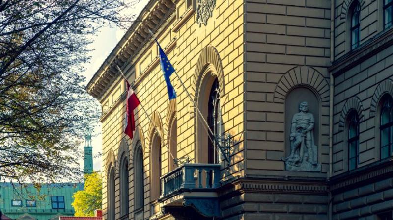 Škandal v Latviji: Poslanec izključen s seje zaradi ruščine